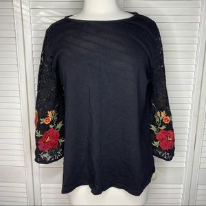 Entro black lace and floral sleeve shirt size Lg